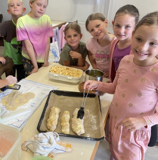 Apfelstrudel beim Sommerferienprogramm